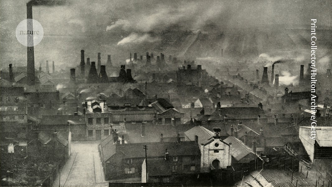 A fumaça dos fornos de cerâmica flutuava pela cidade produtora de cerâmicas de Stoke (agora Stoke-on-Trent), no Reino Unido, durante a Revolução Industrial, como mostrado nesta ilustração. (Foto: Print Collector/Hulton Archive/Getty)
