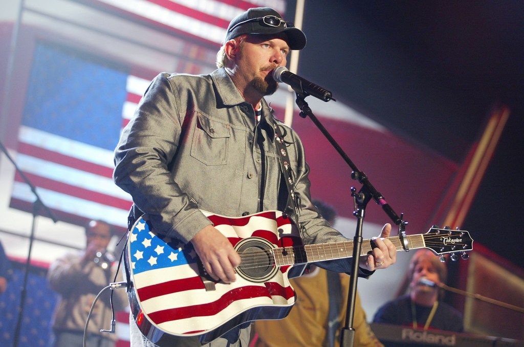 Álbum '35 maiores sucessos' de Toby Keith dispara nas paradas após o Dia da Independência O álbum '35 Biggest Hits' de Toby Keith volta ao top 10 da Billboard 200 após o dia 4 de julho. (Foto: Reprodução)
