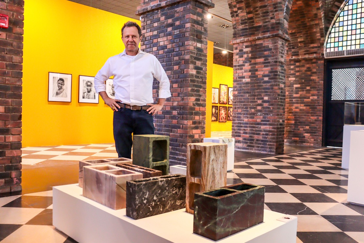 Vik Muniz em exposição no Instituto Ricardo Brennand, no Recife (PE) (Foto: Gleyson Ramos/Divulgação)