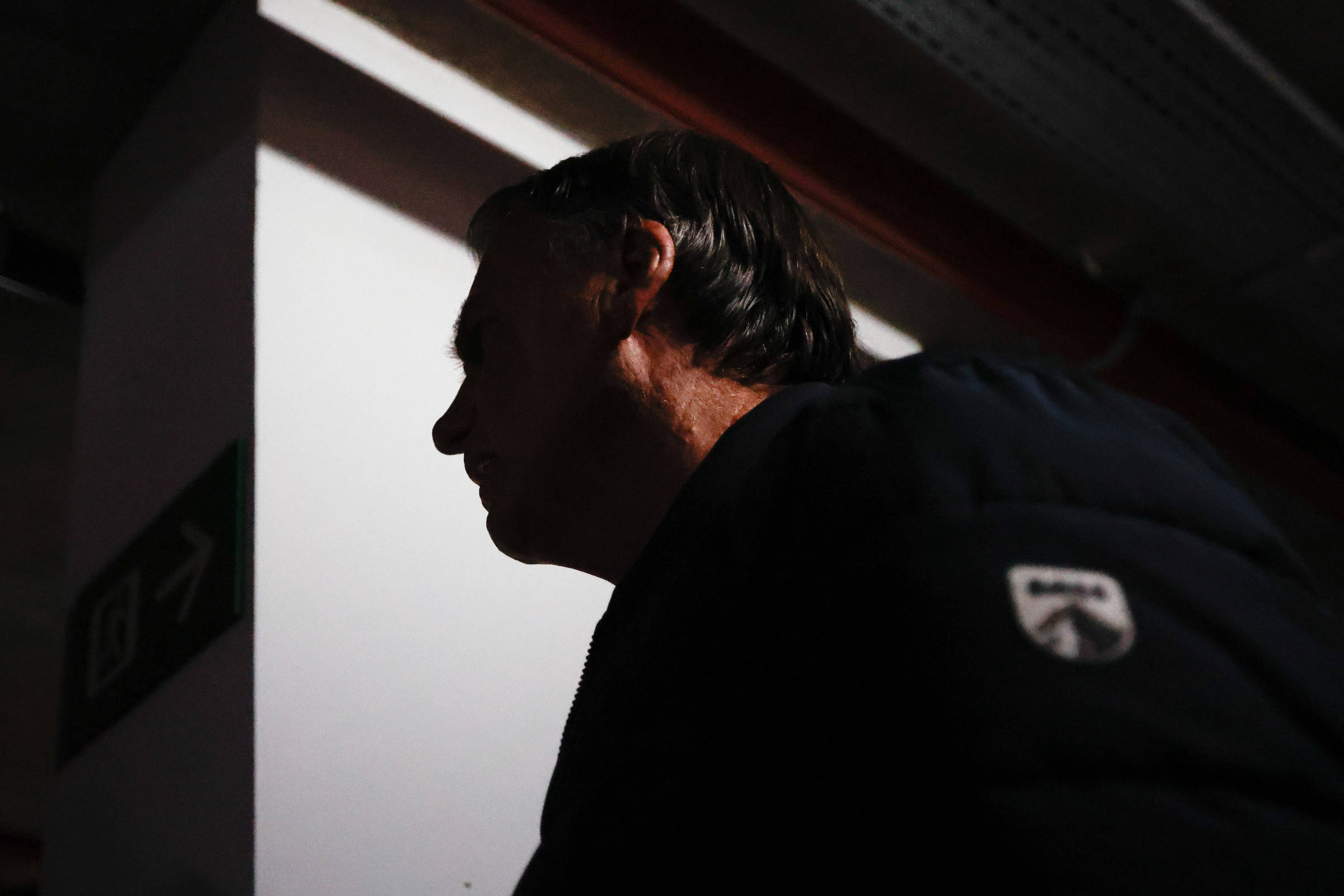 Moraes determina prisão domiciliar para Bolsonaro e gera reações entre leitores O ex-presidente Jair Bolsonaro deixa o PL (Partido Liberal), em Brasília (Foto: Gabriela Biló - 24.set-24/Folhapress)