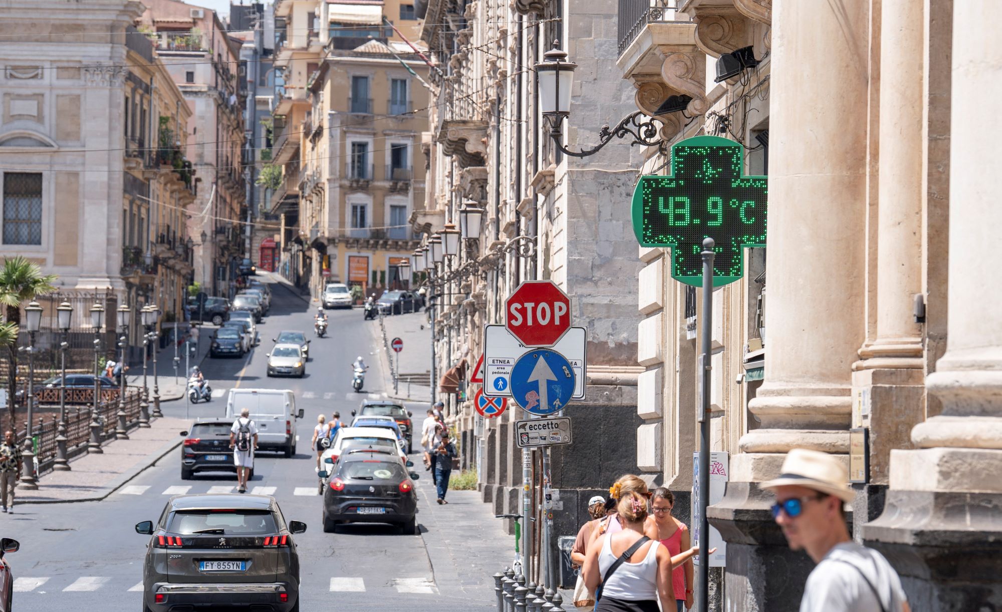 Cidadania italiana: saiba como solicitar mesmo sem ter parentesco direto Rua de Catania, na Itália, em julho de 2025 (Foto: REUTERS/Marco Restivo)