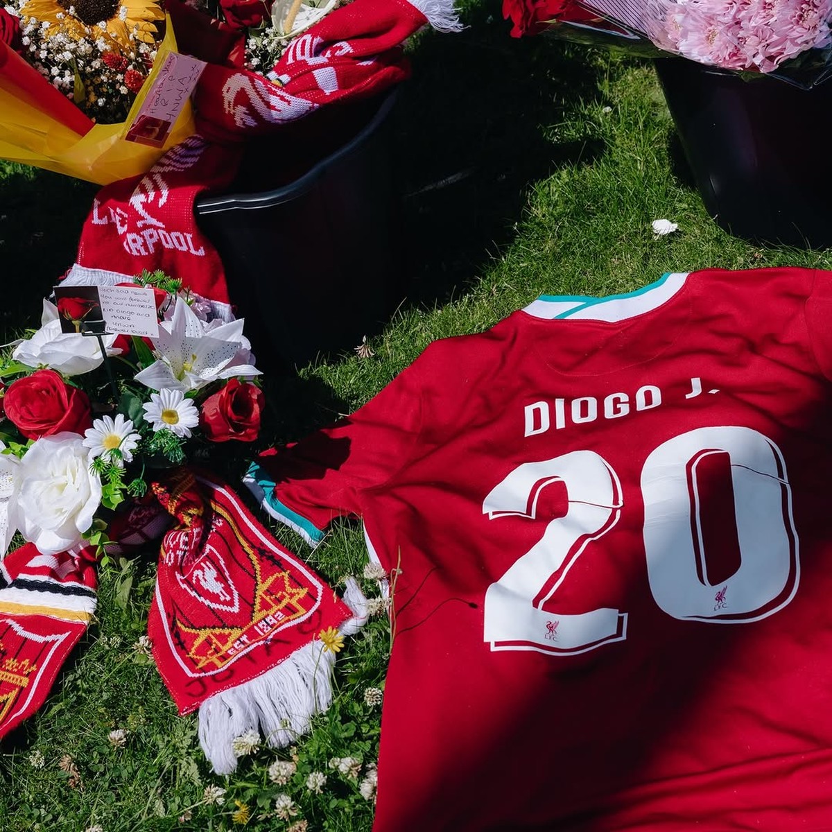 Estádio do Liverpool homenageia Diogo Jota com bandeira a meio mastro e rivais presentes Torcida do Liverpool presta homenagens a Diogo Jota nos arredores de Anfield Road (Foto: Divulgação/Liverpool)
