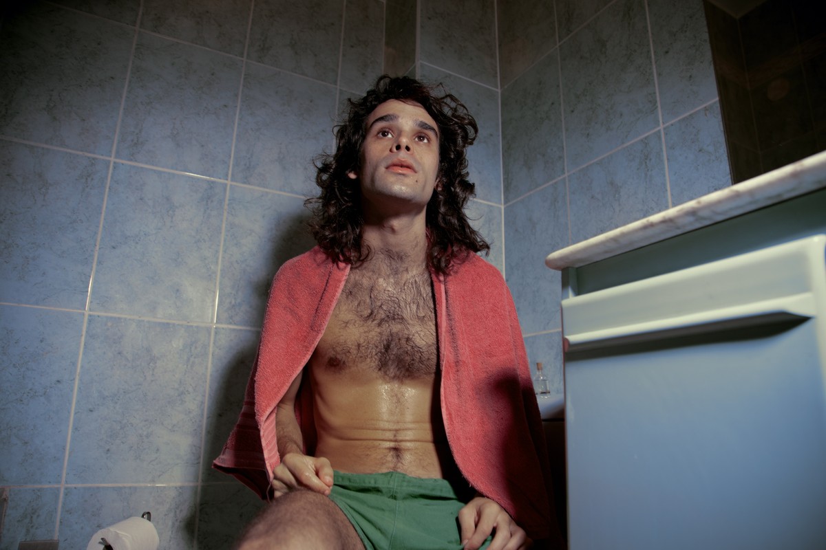Zé Ibarra se reinventa como produtor e diretor em novo álbum solo O cantor e compositor Zé Ibarra (Foto: Divulgação/Elisa Maciel)