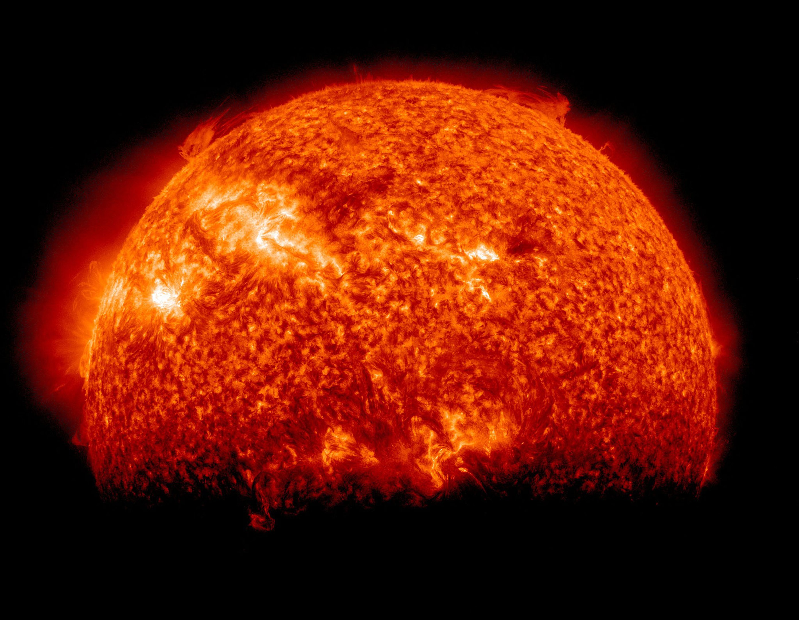 Eclipse da primavera visto do Observatório Solar Dinâmico. Ao contrário da sombra nítida que se vê no sol durante um eclipse lunar, a sombra da Terra tem uma borda variegada devido à sua atmosfera, que bloqueia a luz solar em diferentes graus dependendo de sua densidade. Além disso, a luz de pontos mais brilhantes no sol pode passar, razão pela qual algumas características solares se estendem para baixo na sombra da Terra. (Thinkstock/Thinkstock)