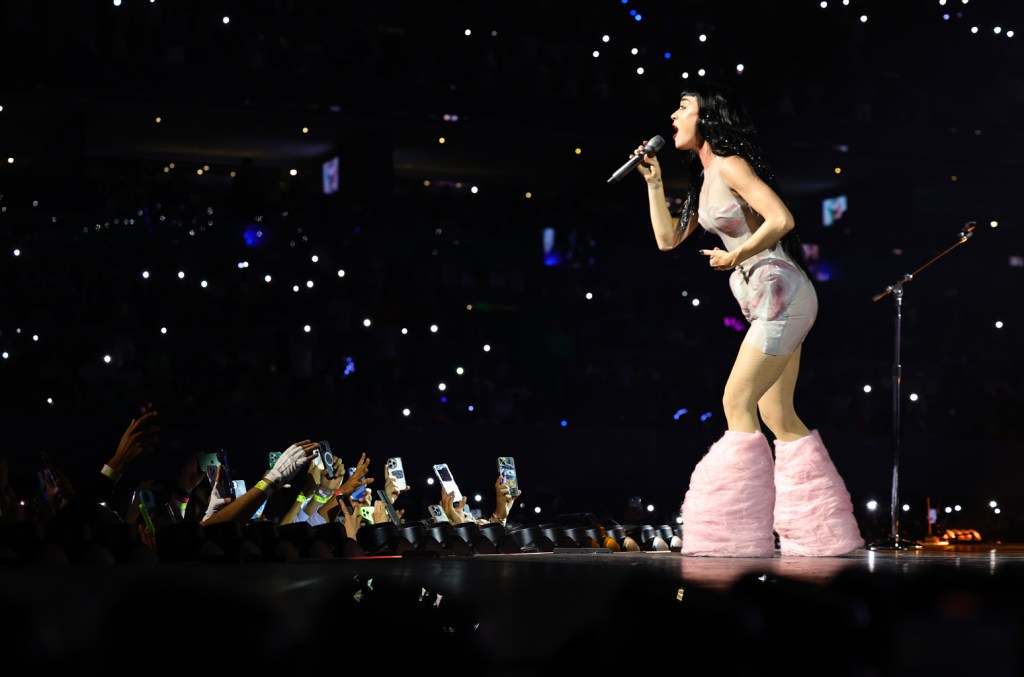 Katy Perry se emociona no palco após separação de Orlando Bloom durante turnê Katy Perry chorou no palco dias após o anúncio de sua separação de Orlando Bloom. O show marca o fim da parte australiana da sua Lifetimes Tour. (Foto: Reprodução)