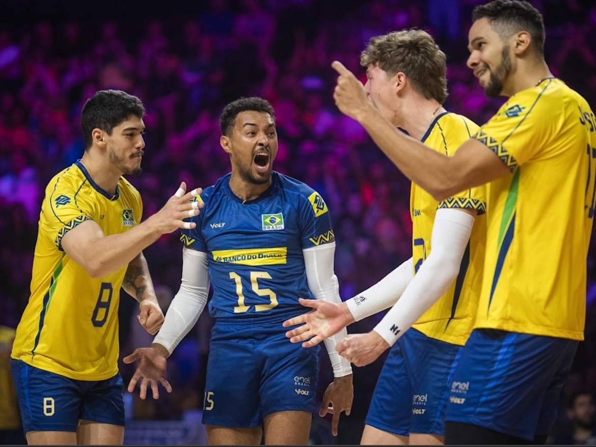 Brasil vence Itália por 3 a 2 após broncas de Bernardinho na partida Brasileiros celebram ponto contra a Itália em duelo na Liga das Nações (Foto: Volleyball World)