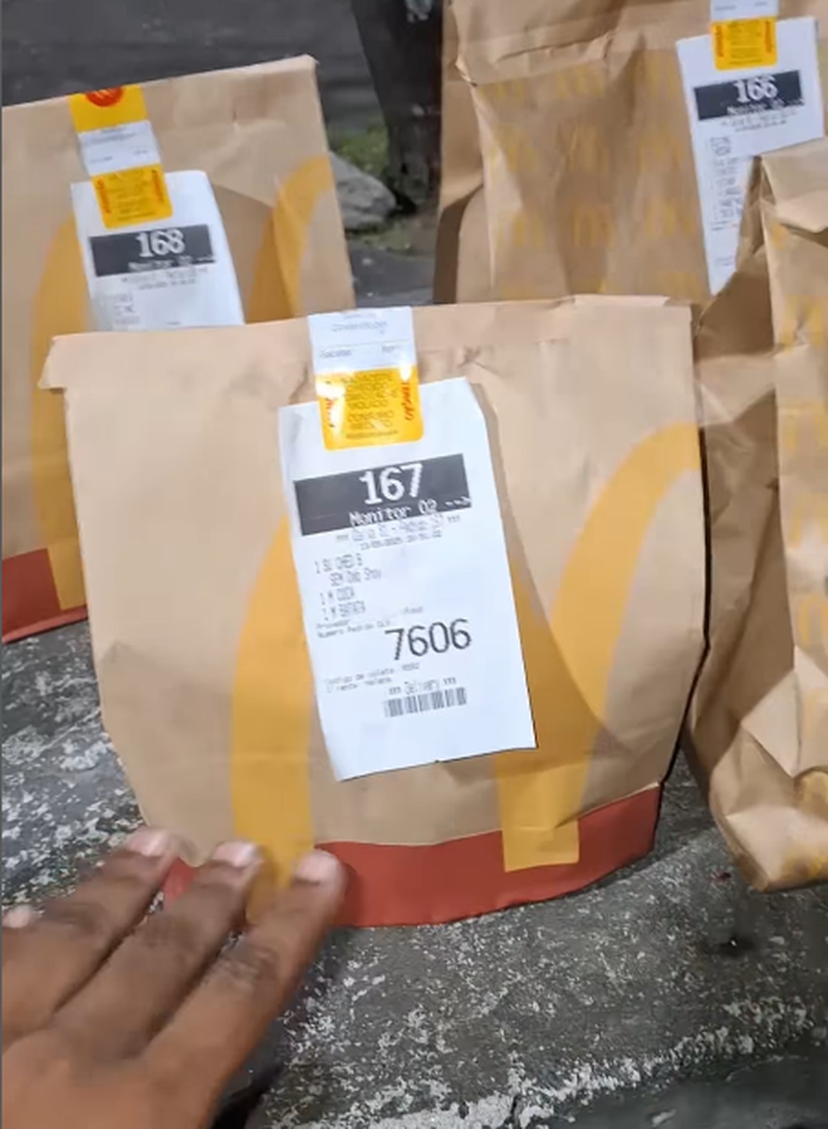 Jovem viraliza ao comer lanches de pedidos falsos e polícia inicia investigação Em seu perfil, jovem mostra supostos lanches de clientes de aplicativos que deveriam ter sido entregues, mas ficaram para ele e seus amigos: depois, rapaz disse que alegações eram fake (Foto: Reprodução)