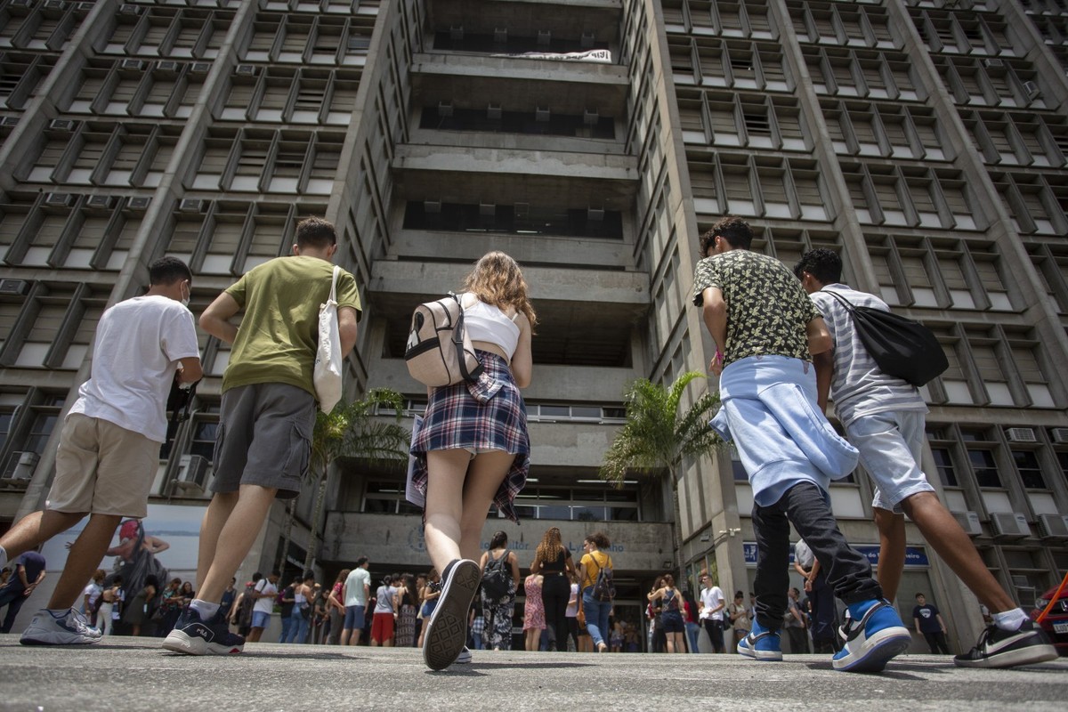 Invasão interrompe festa de estudantes na Uerj e gera tumulto Estudantes entram na Uerj: na semana passada, evento promovido pela Atlética de Engenharia acabou após invasão de dezenas de pessoas — Foto: Márcia Foletto/ Agência O Globo