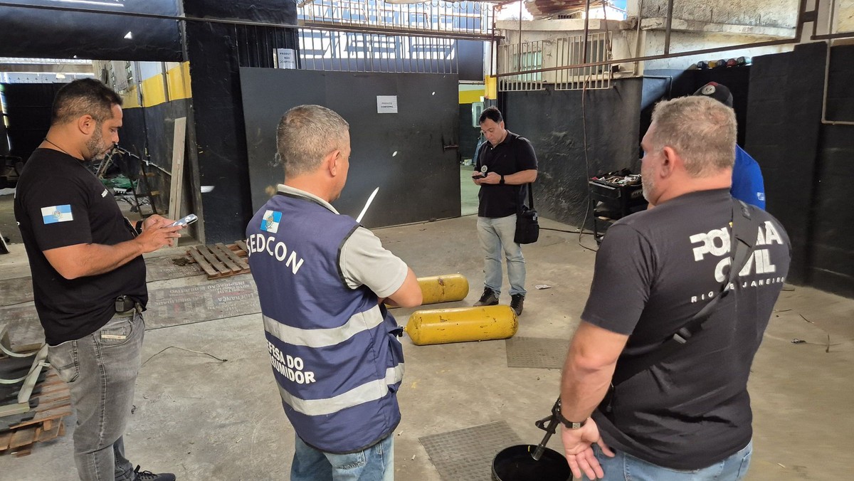 Agentes do Procon e da polícia civil interditam fechando oficina irregular de instalação de GNV (Foto: Divulgação)