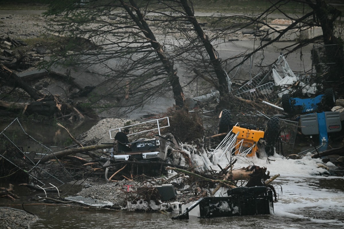 Acampamento no Texas registra 27 meninas desaparecidas após enchentes devastadoras Destruição de enchentes no Texas (Foto: RONALDO SCHEMIDT / AFP)
