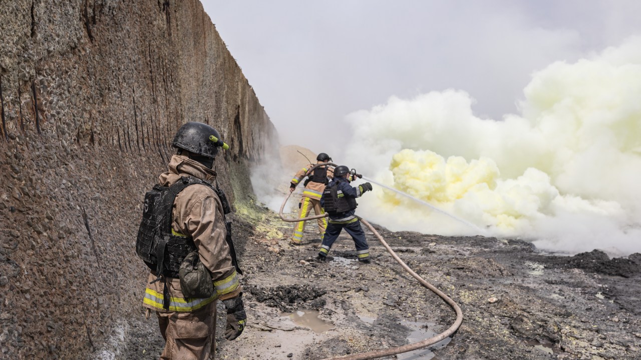 Bombeiros extinguem um incêndio após bombardeio russo a uma antiga fábrica de produtos químicos em Kostiantynivka, na Ucrânia. 20/07/2025 (Foto: Diego Herrera Carcedo/Anadolu/Getty Images)