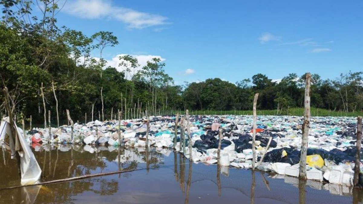 Ilha de lixo na Amazônia expõe falhas na diplomacia ambiental brasileira Lixão no Rio Javarizinho — Foto: Prefeitura de Benjamin Constant