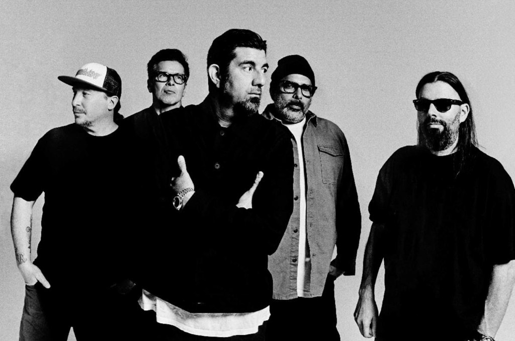 Deftones anuncia álbum 'private music' e apresenta o single 'My Mind Is a Mountain' O novo álbum do Deftones, 'private music', foi anunciado junto com a data de lançamento, e o primeiro single "My Mind Is a Mountain" já está disponível. (Foto: Reprodução)
