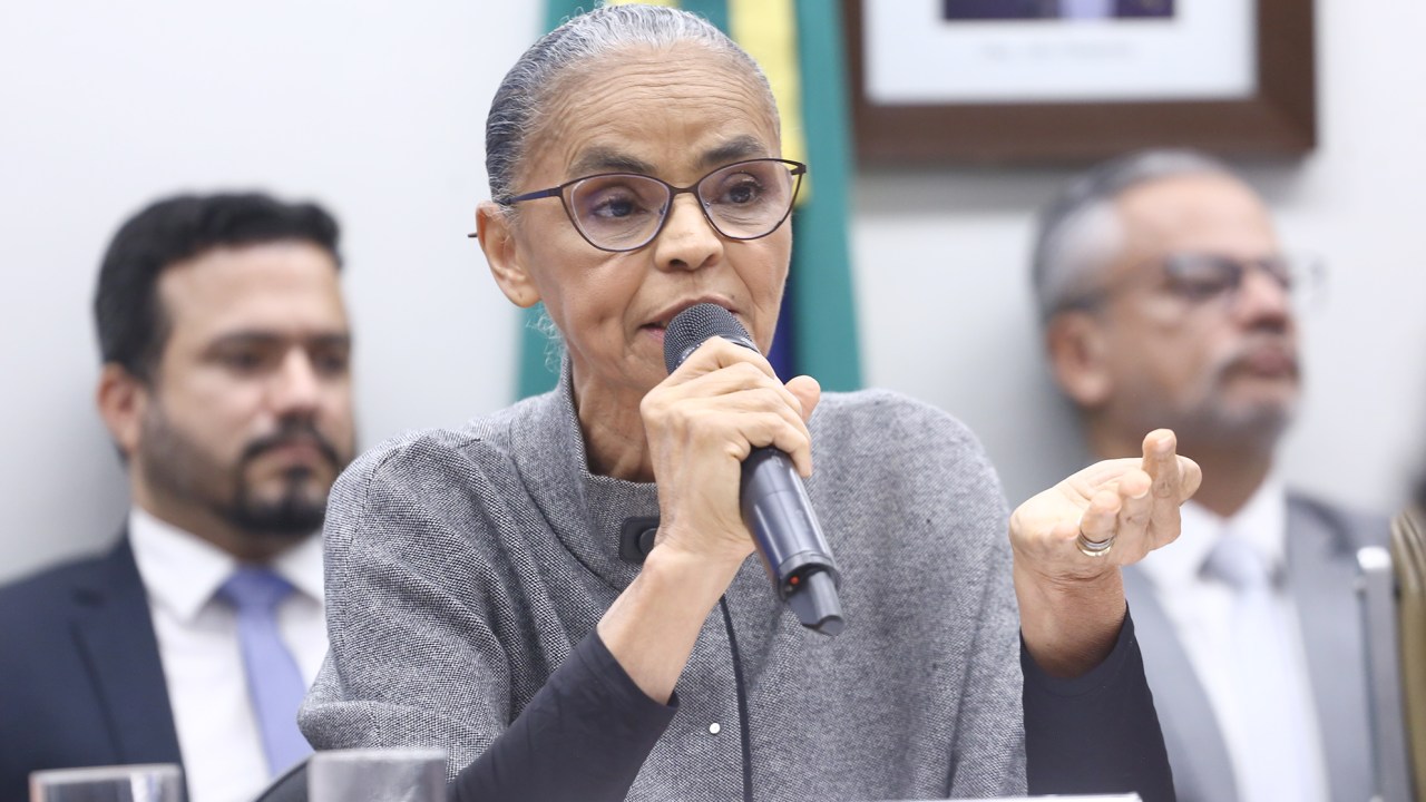 Marina apresenta plano para preservar a legislação ambiental contra demolições Ministra do Meio Ambiente, Marina Silva, em audiência na Câmara - 02/07/2025 (Foto: Vinicius Loures / Câmara dos Deputados/Divulgação)