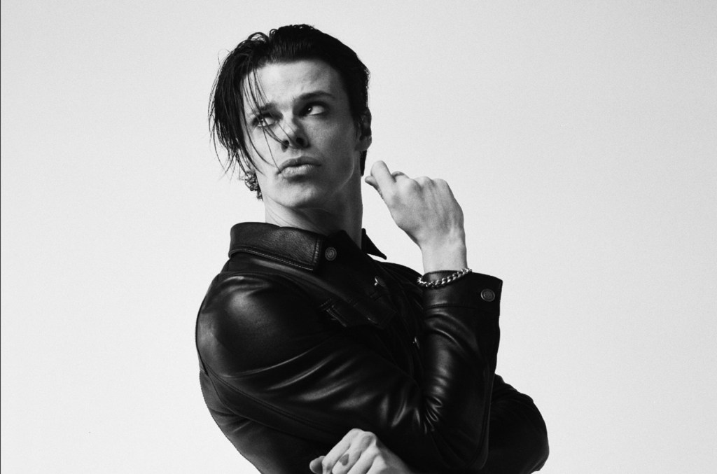 Yungblud afirma que ser pansexual amplia suas possibilidades de expressão Yungblud fala sobre ser pansexual e como o BludFest funciona como um festival inclusivo. (Foto: Reprodução)