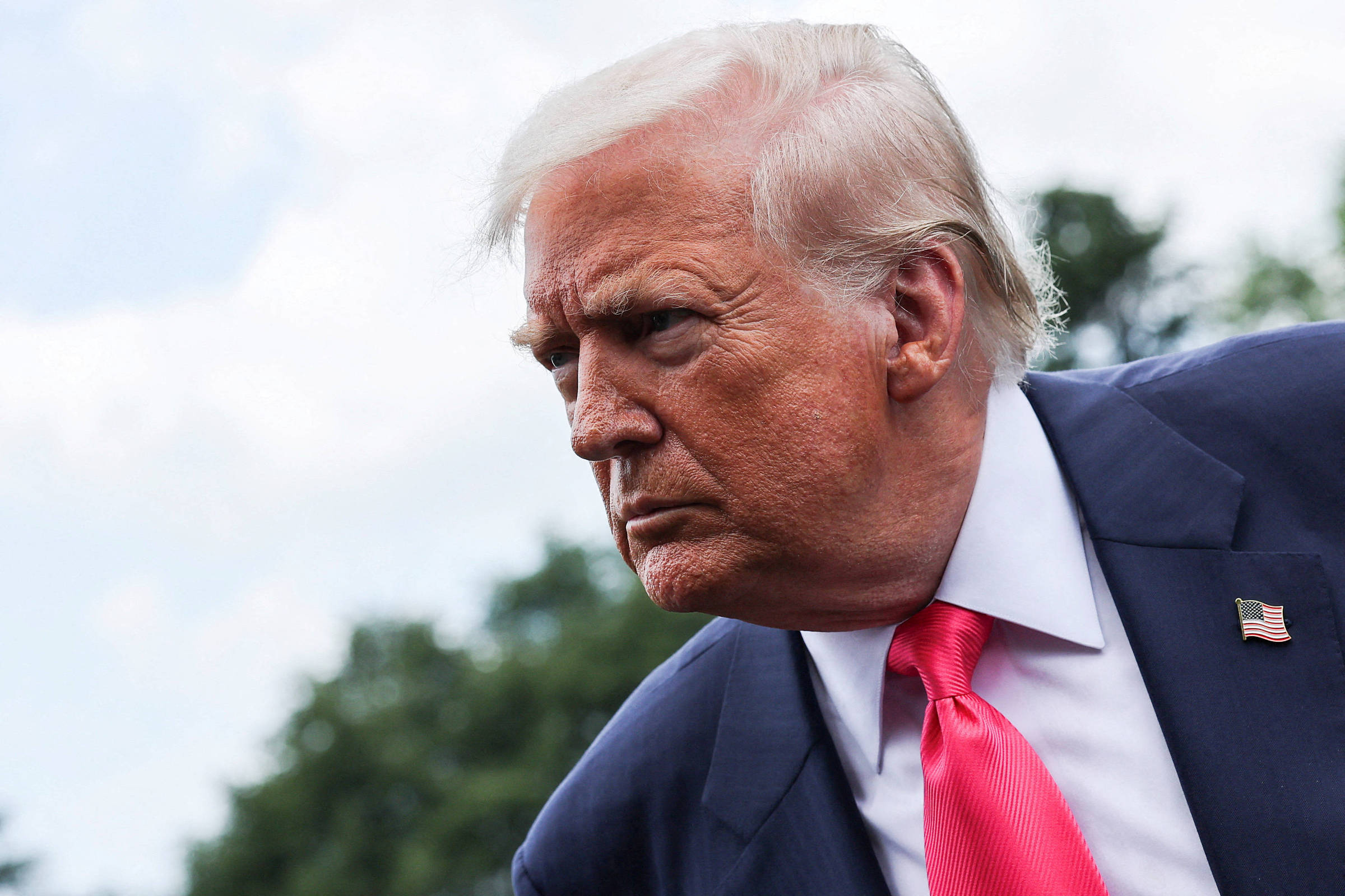 EUA criticam sistema de pagamentos Pix e investigam comércio na 25 de Março Donald Trump fala com repórteres ao embarcar para a Pensilvânia, no dia 15 de julho (Foto: Jonathan Ernst - 15.jul.25/Reuters)