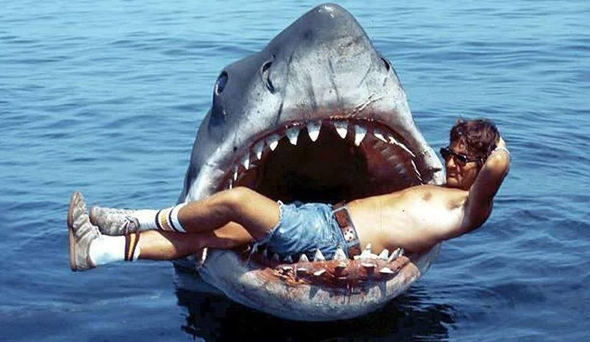 'Jaws' completa 50 anos: a trajetória do livro que virou fenômeno no cinema Steven Spielberg durante as filmagens de 'Tubarão' (Foto: Reprodução)