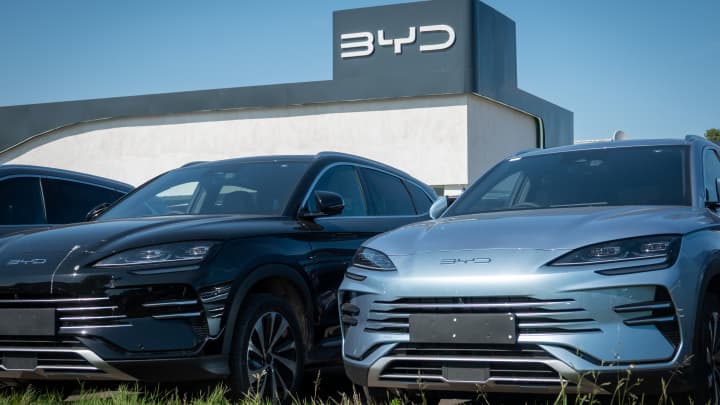BYD da China enfrenta queda nas entregas devido à guerra de preços de EVs Apesar da desaceleração em julho, a BYD mantém sua liderança no competitivo mercado de veículos elétricos da China. (Foto: Anna Barclay | Getty Images News | Getty Images)