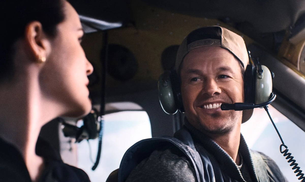 'Dandadan' e filme de Mel Gibson estreiam na TV e streaming nesta quinta-feira Mark Wahlberg e Michelle Dockery em cena de 'Ameaça no Ar' (Foto: Divulgação)