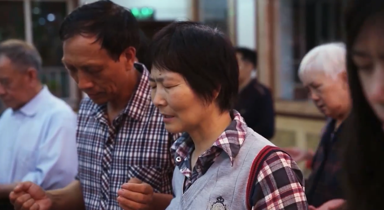 China aumenta vigilância em igrejas com reconhecimento facial contra cristãos Apesar do aumento da perseguição, os cristãos permanecem fiéis. (Foto: Reprodução/CBN News)