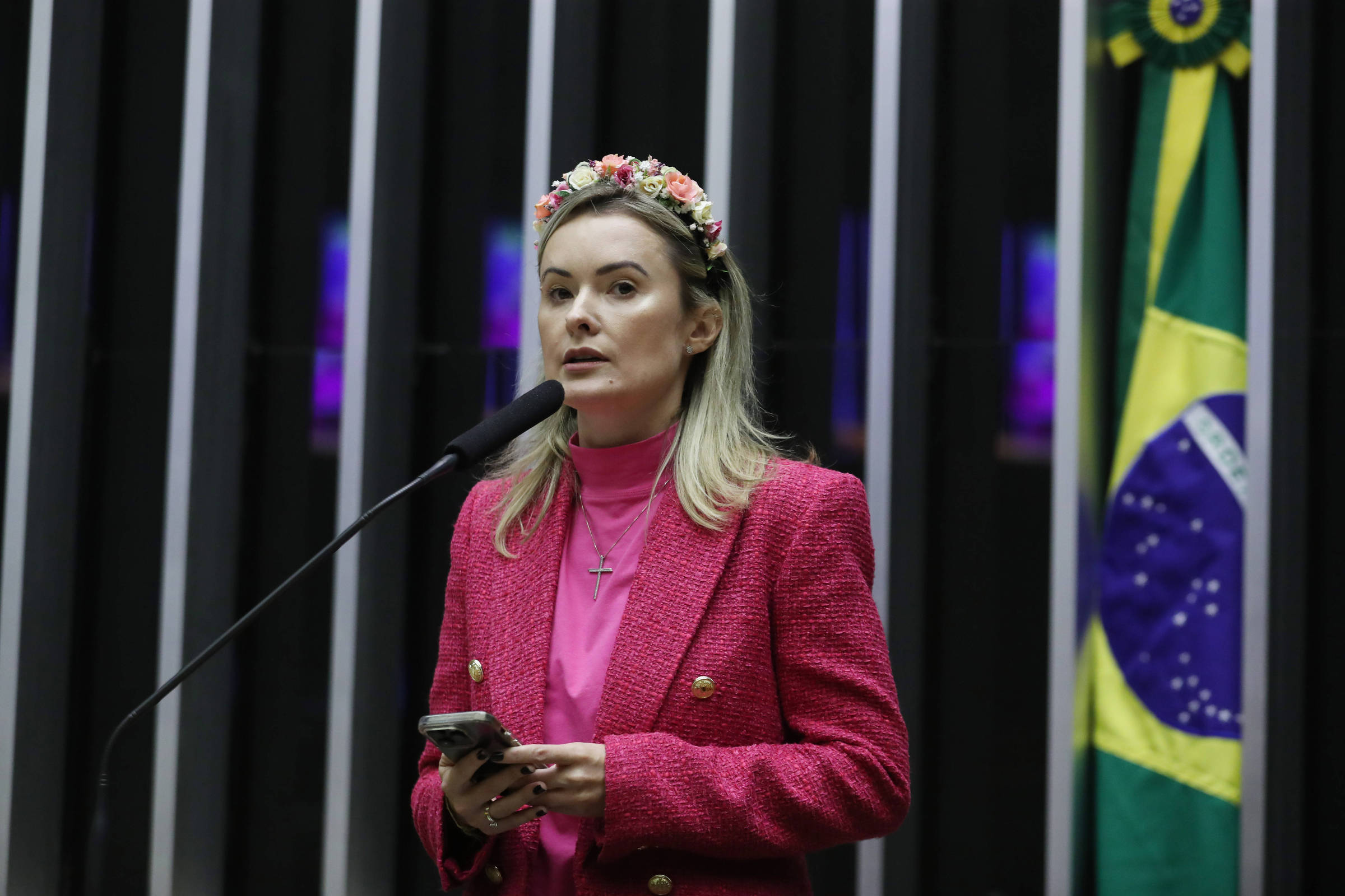 Grupo Prerrogativas processa AGU por campanha antivacina de deputada Julia Zanatta Deputada federal Júlia Zanatta (PL-SC) durante discurso no plenário da Câmara dos Deputados (Foto: Tripe/Divulgação)