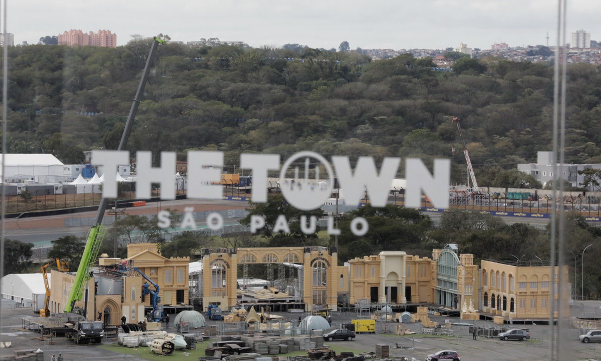 Montagem do The Town no Autódromo de Interlagos: espaço do evento terá 460 mil metros quadrados de área total (Foto: Edilson Dantas)