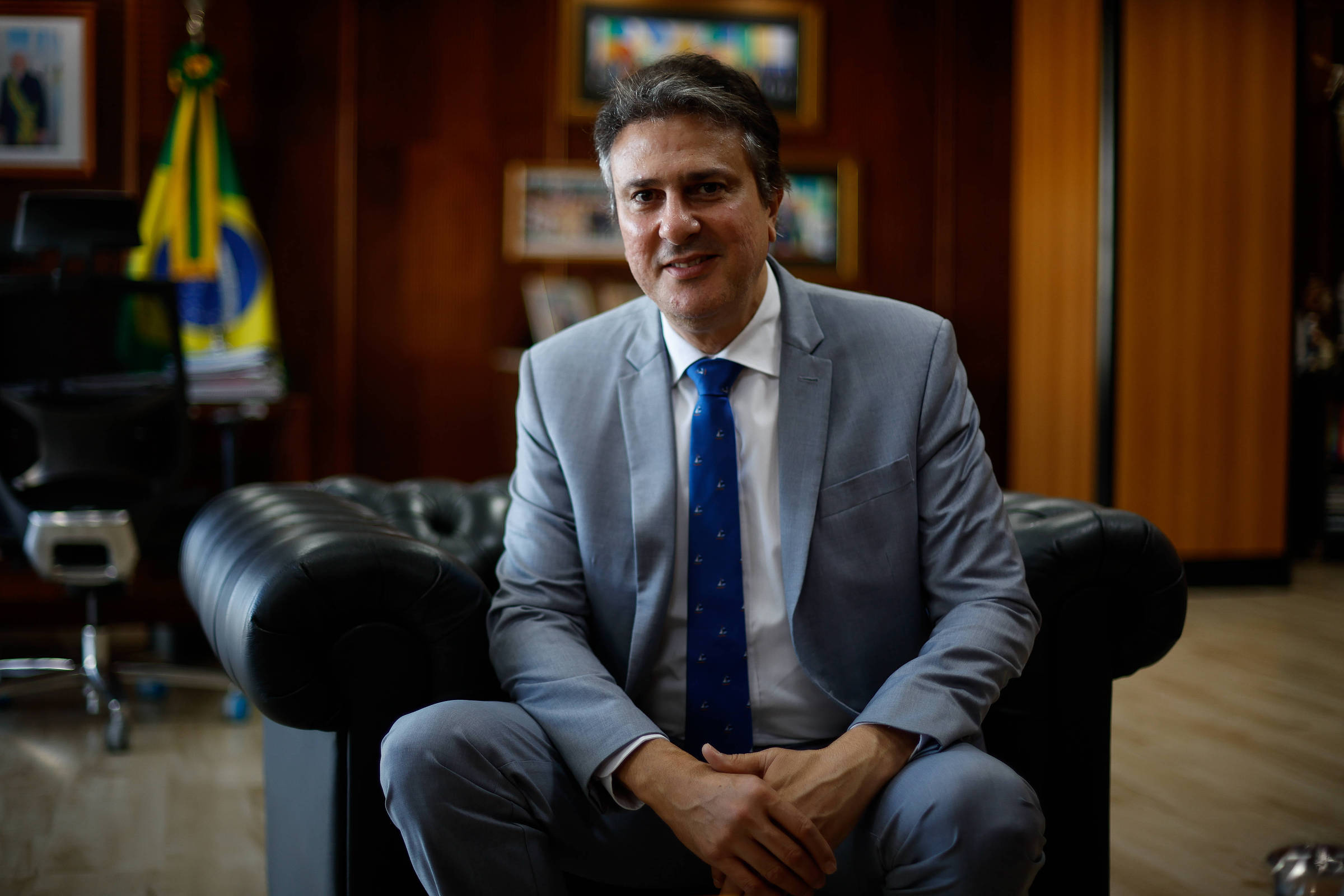 Camilo Santana defende aumento de investimentos em educação e critica cortes no orçamento Ministro da Educação, Camilo Santana, durante entrevista à Folha em seu gabinete em Brasília (Foto: Pedro Ladeira/Folhapress)