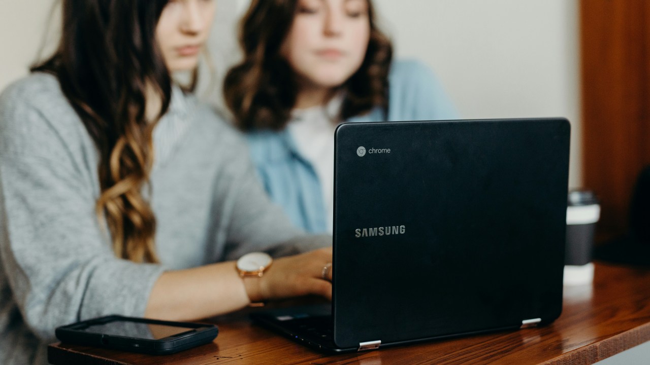 Experiência como jovem aprendiz pode aumentar salário em até 35% Jovem Aprendiz tem até 10% mais chance de conseguir entrar no mercado formal de trabalho (Foto: Brooke Cagle Unsplash/Reprodução)