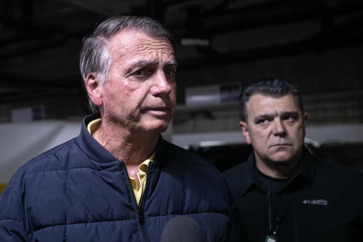Bolsonaro prevê prisão até o próximo mês por ordem do STF O ex-presidente Jair Bolsonaro fala à imprensa após colocar tornozeleira eletrônica, depois de operação da Polícia Federal (Foto: Brenno Carvalho/Agência O Globo)