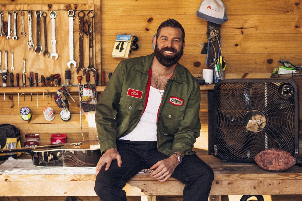 Jordan Davis' "Bar None" se torna seu 10º top 10 na parada Country Airplay. (Foto: Reprodução)
