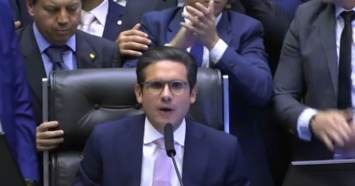 Hugo Motta retoma a cadeira de presidente da Câmara após negociar com a oposição (Foto: Reprodução/TV Câmara)