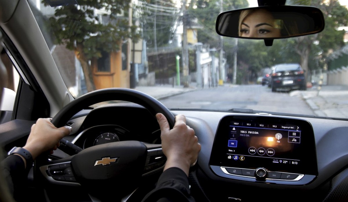 Bandidos atacam motorista em sinal fechado e roubam todos os pertences Sabrina teve seu carro roubado em Jacarepaguá, em abril do ano passado (Foto: Fabiano Rocha / Agência O Globo)