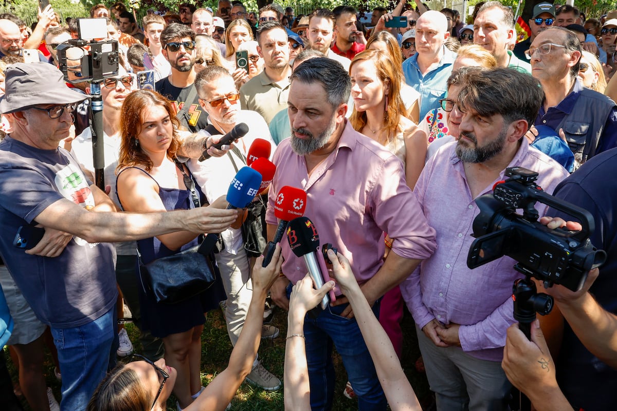 Feijóo adota discurso de Abascal e gera debate sobre imigração na política espanhola O líder do Vox, Santiago Abascal, faz declarações neste domingo em Alcalá de Henares sobre a violação de uma jovem. (Foto: J.J.Guillén (EFE))