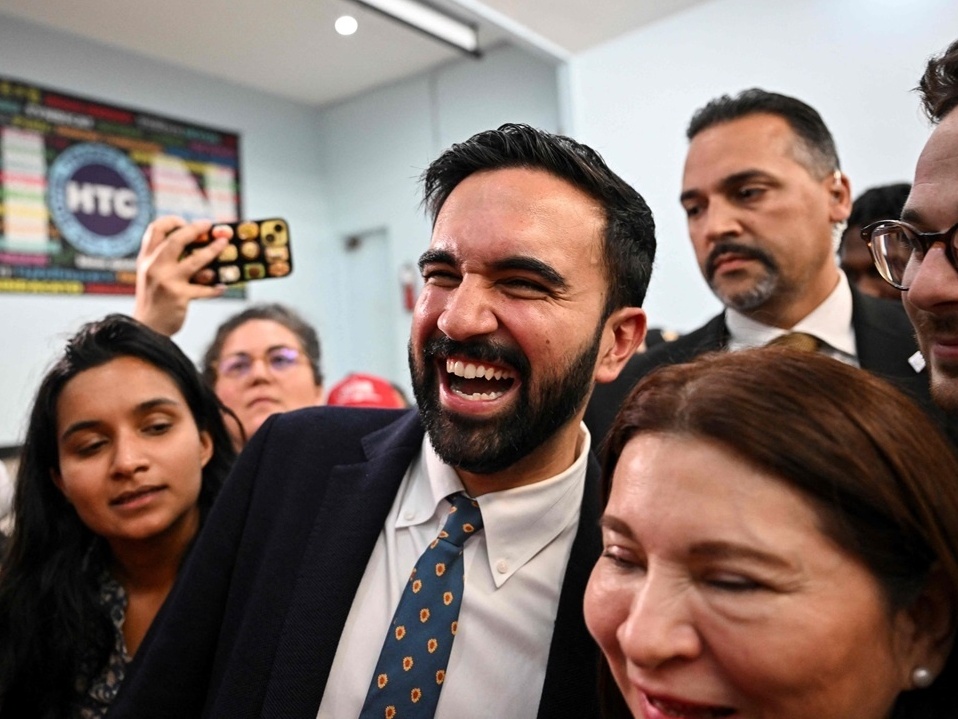 Candidato muçulmano e socialista de Nova York provoca agitação política nos EUA Zohran Mamdani ganhou primárias democratas à Prefeitura de Nova York (Foto: ANGELA WEISS / AFP)