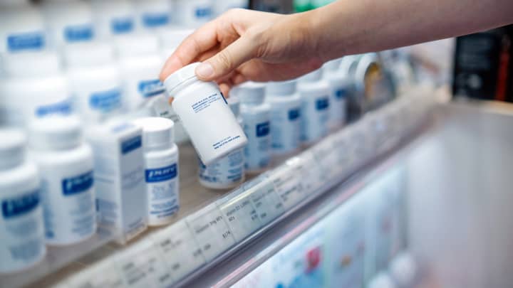 Indústria farmacêutica se mobiliza após ameaça de tarifa de 200% de Trump Prateleira de produtos farmacêuticos. (Foto: D3sign | Moment | Getty Images)