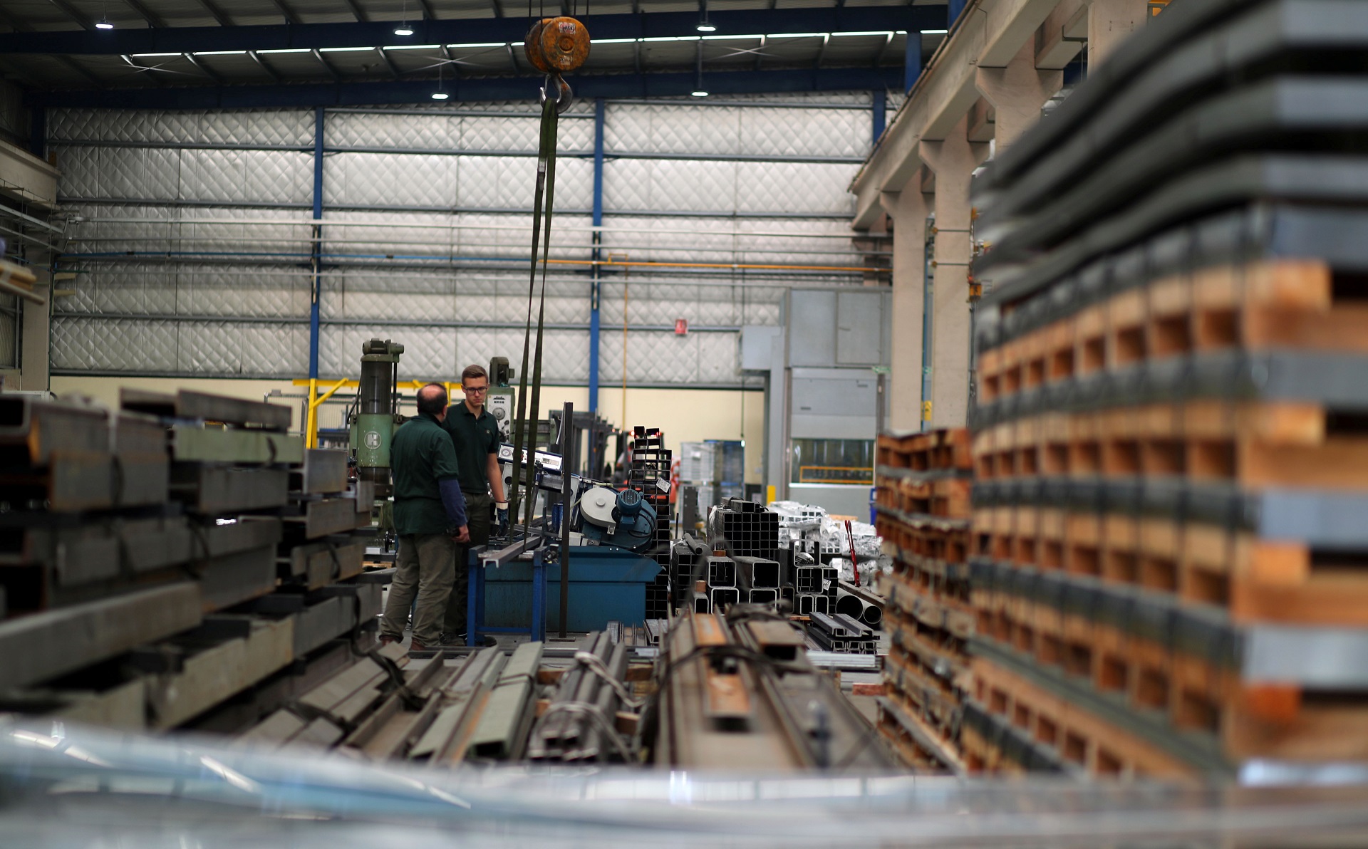 Trabalhadores da empresa de manufatura industrial Gottert em Garin, nos arredores de Buenos Aires, Argentina (Foto: REUTERS/Marcos Brindicci)