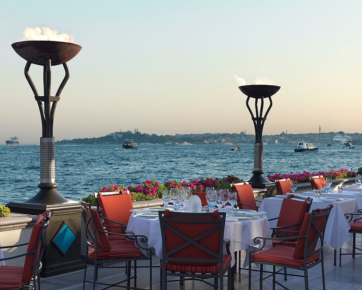 Concierges de hotéis de luxo revelam dicas para explorar Istambul com elegância O restaurante Aqcua, uma das opções gastronômicas do hotel Four Seasons Istanbul at the Bosphorus, na maior cidade da Turquia (Foto: Divulgação)