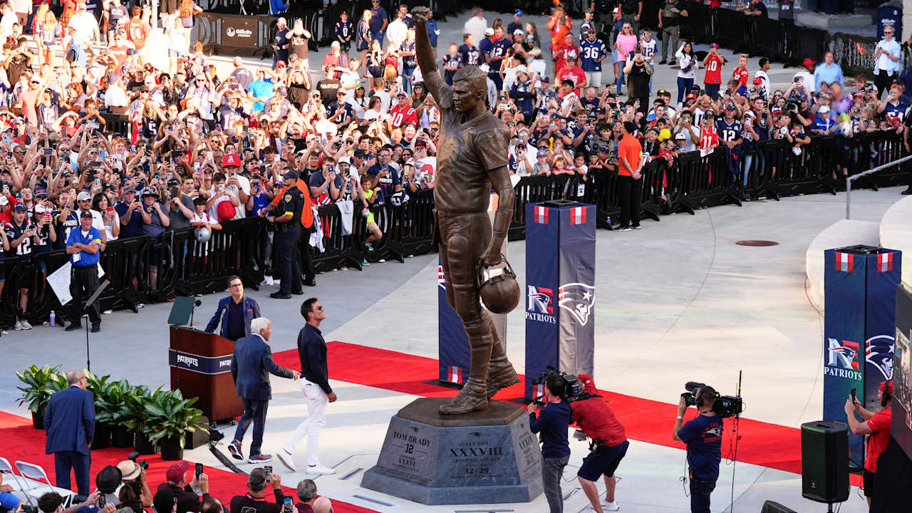 Patriots homenageiam Tom Brady com estátua antes do jogo de pré-temporada Foto: Reprodução/@NFL