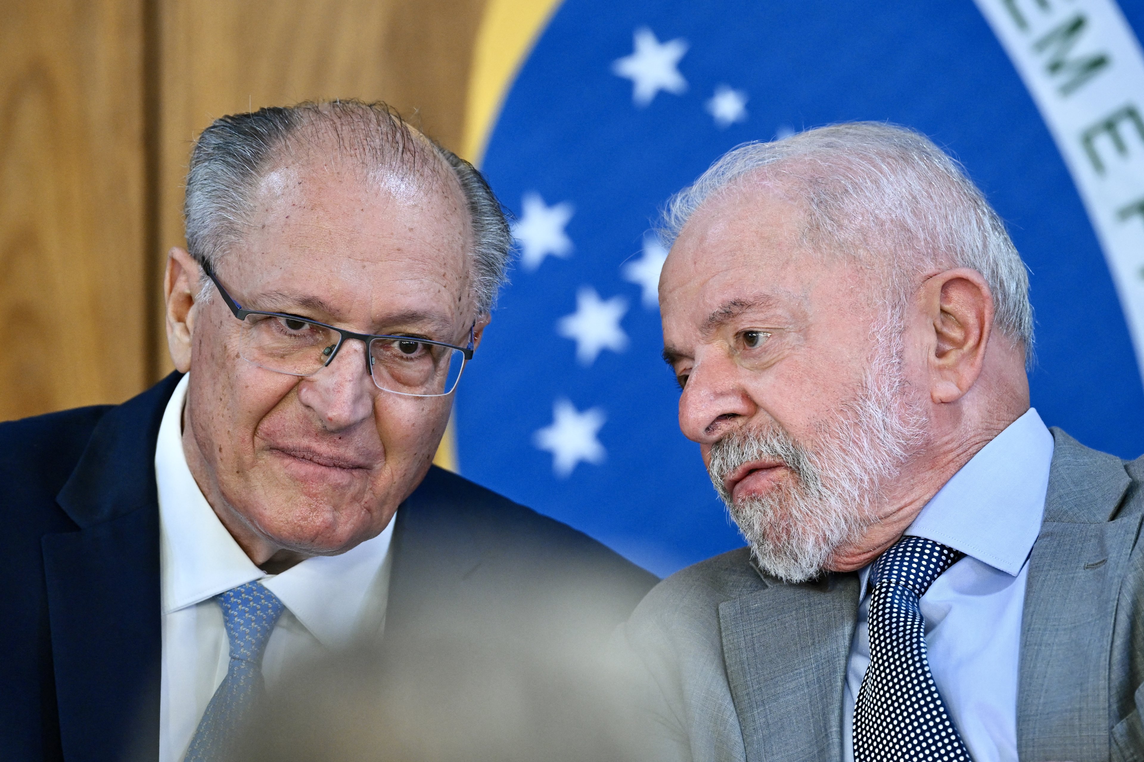 Brasil busca alternativas para reduzir tarifas impostas por Trump em negociações Vice-presidente Geraldo Alckmin e presidente Lula durante evento em Brasília, em 14 de julho (Foto: Evaristo Sá/AFP)