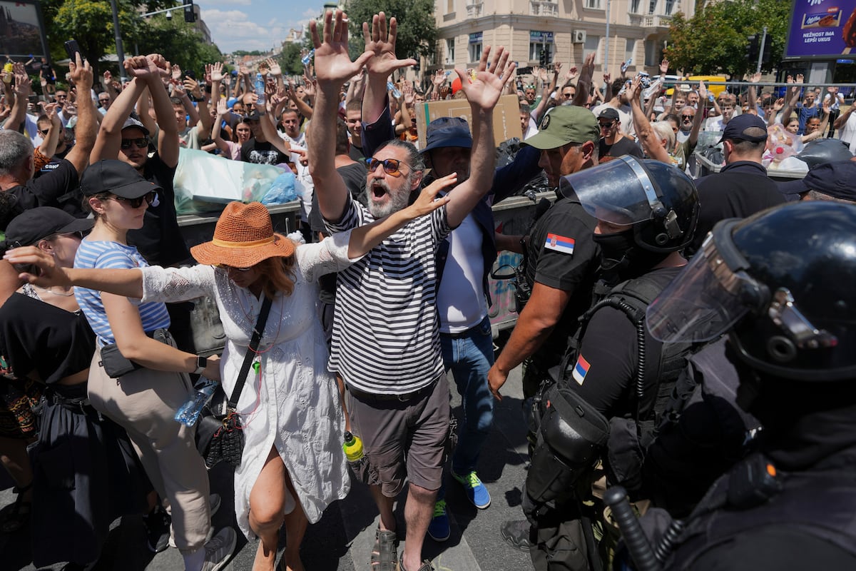 Estudantes da Sérvia intensificam protestos contra o presidente Vucic após sete meses Agentes sérvios desalojavam manifestantes que bloqueavam este lunes uma estrada em Belgrado. (Foto: Darko Vojinovic/AP/LaPresse)