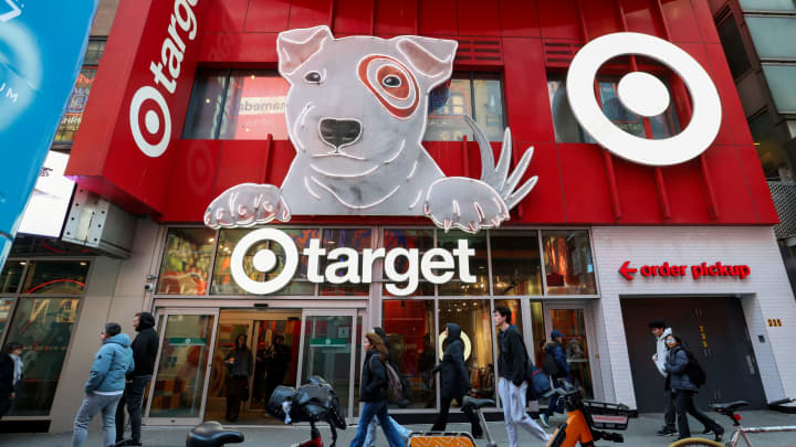 Target enfrenta dificuldades para reconquistar consumidores e investidores Mary Molina, de Westchester, Nova York, disse que costumava fazer compras no Target uma vez por semana. Ela afirmou que agora compra mais no Walmart e na Amazon e faz visitas ao Target uma vez a cada dois ou três meses, em vez de toda semana. (Foto: Courtesy of Mary Molina)