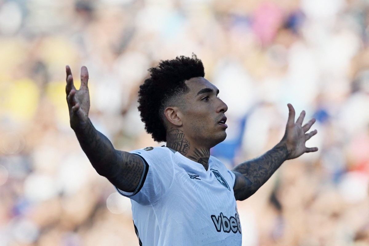 Nottingham Forest fecha contratação de Igor Jesus por R$ 50 milhões a menos Atacante Igor Jesus do Botafogo abre o placar contra PSG (Foto: YURI CORTEZ / AFP)