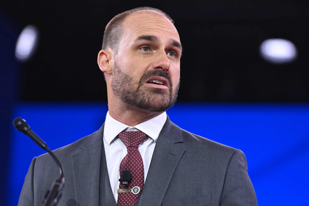 Eduardo planeja continuar nos EUA e manter carreira como deputado Eduardo Bolsonaro (PL-SP) discursa durante a Conferência da Ação Política Conservadora (CPAC, na sigla em inglês) em Maryland, nos EUA, em fevereiro de 2025 (Foto: Saul Loeb/AFP)