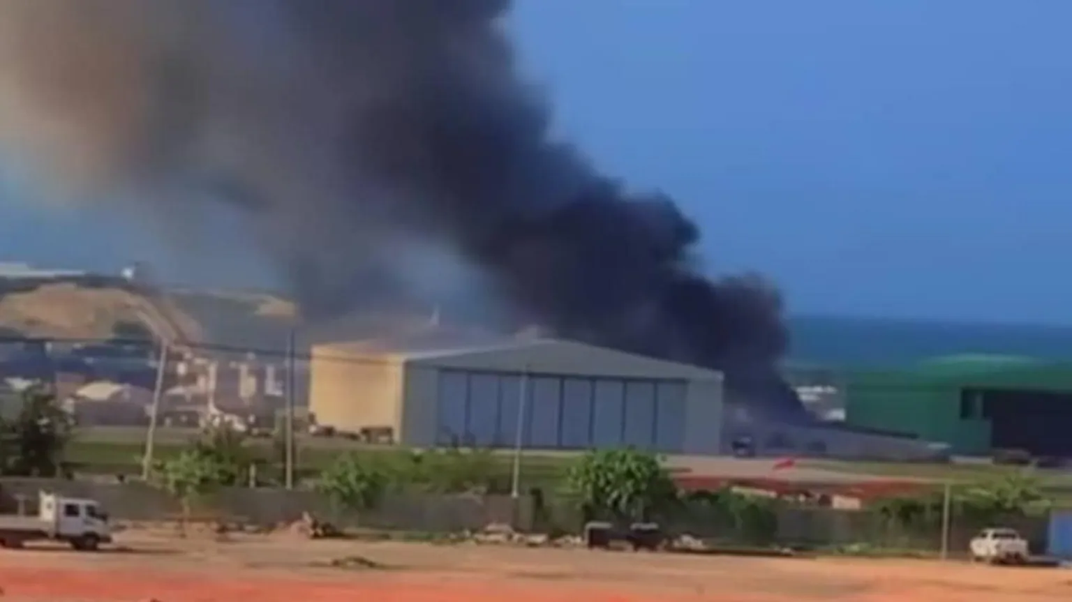 Helicóptero militar de Uganda cai em aeroporto na Somália, segundo autoridades As autoridades civis dizem que estão investigando a causa do acidente (Foto: Munasar Mohamed)