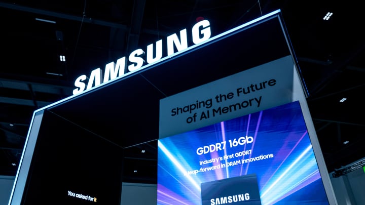Samsung prevê queda de 50% nos lucros no segundo trimestre devido à demanda de IA Sinalização da Samsung durante a Conferência de Tecnologia de GPU da Nvidia (GTC) em San Jose, Califórnia, EUA, na quinta-feira, 20 de março de 2025. (Foto: David Paul Morris | Bloomberg | Getty Images)