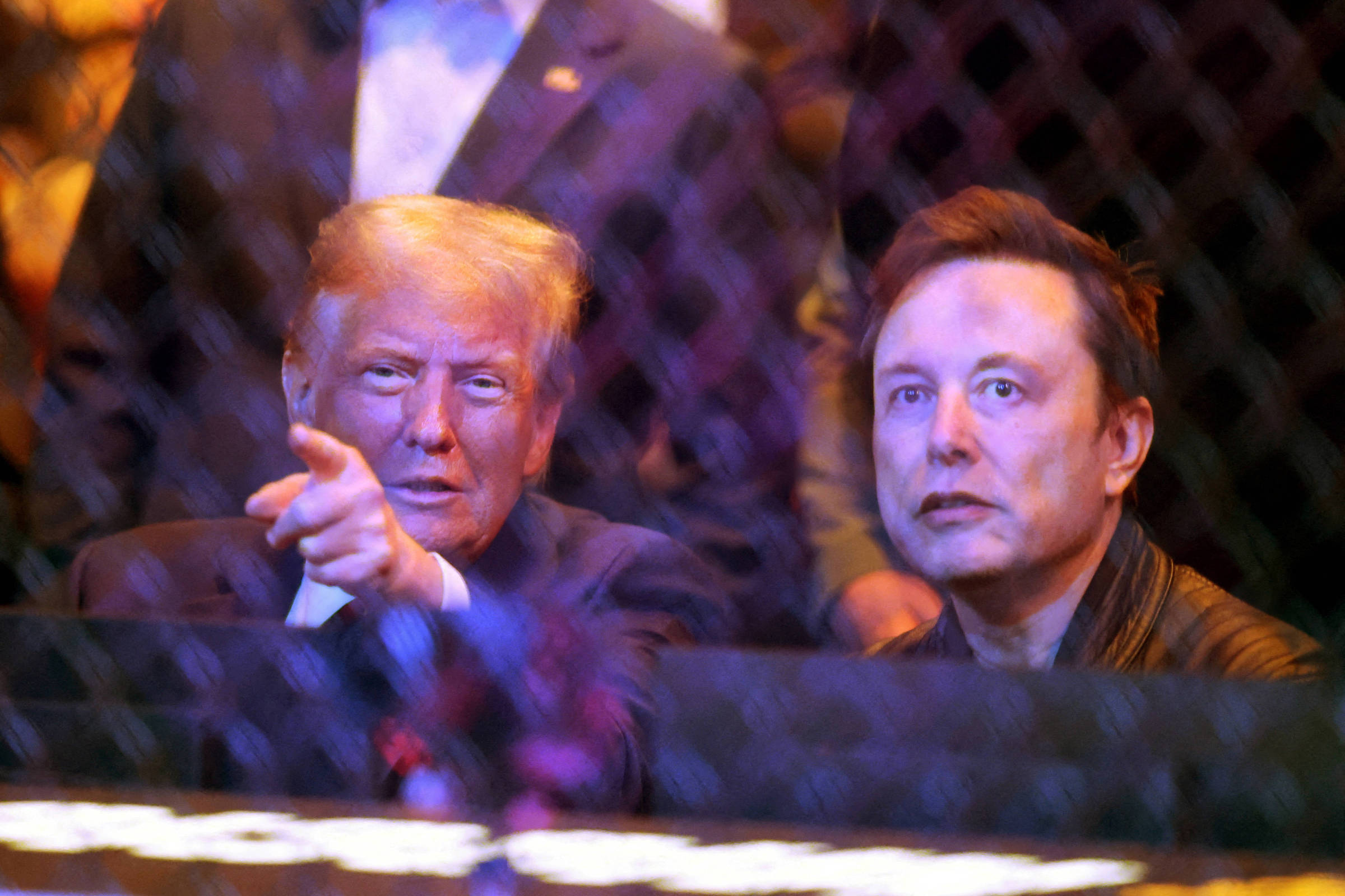 Trump e Musk: a disputa entre autocracia e oligarquia nos Estados Unidos O presidente dos EUA, Donald Trump, conversa com o bilionário Elon Musk durante o UFC 309, no Madison Square Garden, em Nova York (Foto: Brad Penner - 16.nov.24/Reuters)