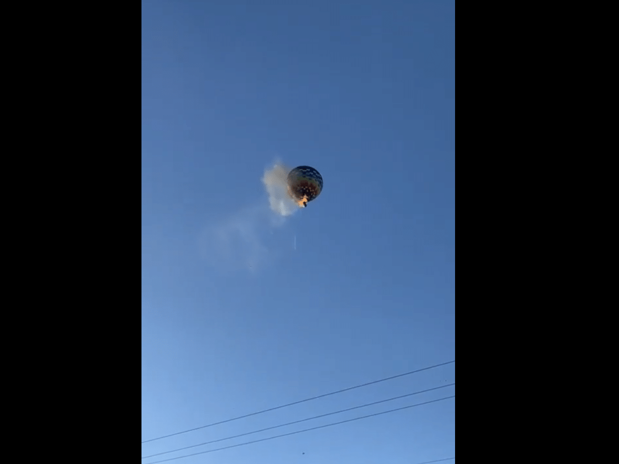 Ex-prefeito de Florianópolis tenta embarcar em balão que sofre acidente Balão pega fogo no ar em Praia Grande, no sul de Santa Catarina (Foto: Reprodução)