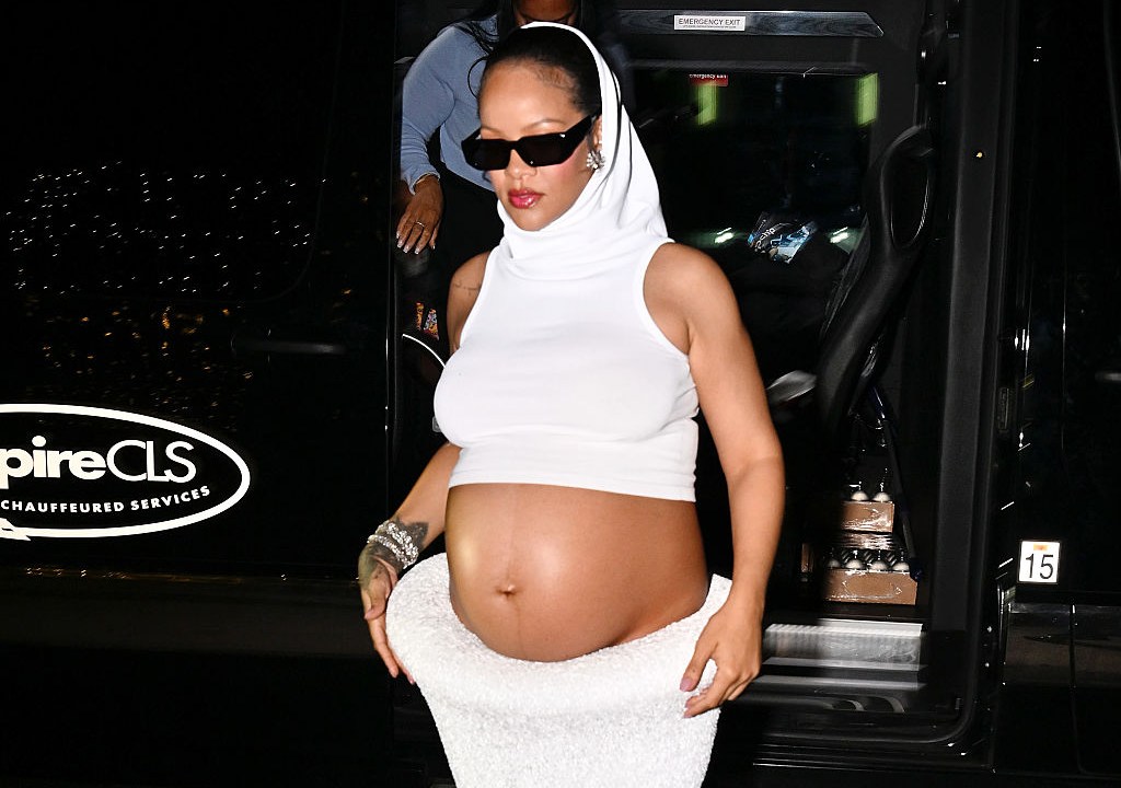 Rihanna redefine a moda gestante com seu estilo inovador durante a gravidez Rihanna: barriga de fora e muito estilo (Foto: DUTCH/Bauer-Griffin/GC Images/Getty Images)