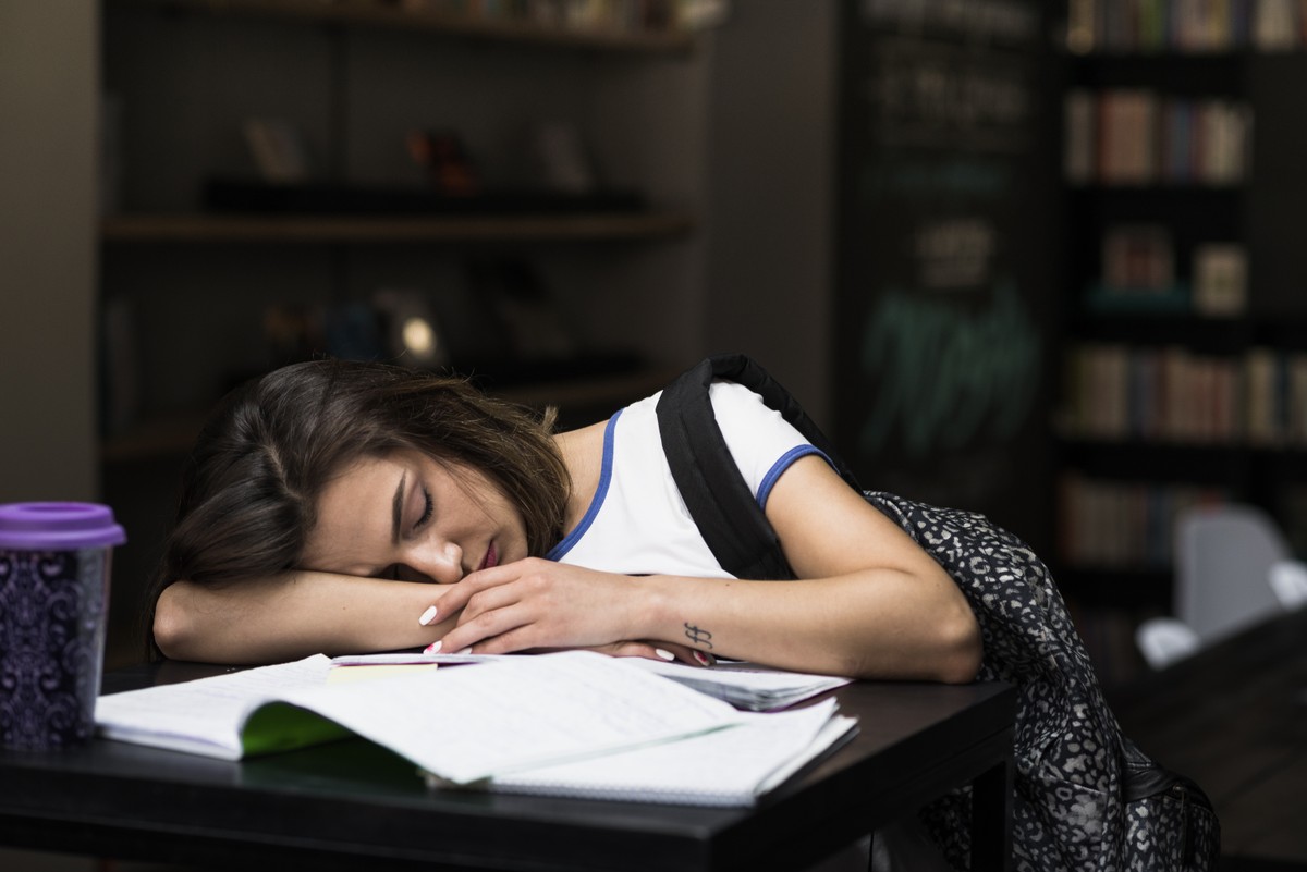 Flórida abandona horário escolar mais tardio após resultados insatisfatórios Adolescente dorme durante estudo (Foto: Freepik)