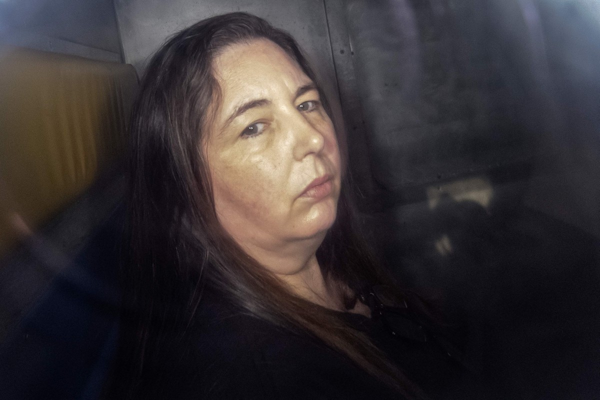Australiana é condenada por envenenar familiares em caso de assassinato chocante Erin Patterson chega ao tribunal em Melbourne, Austrália (Foto: Martin KEEP / AFP)